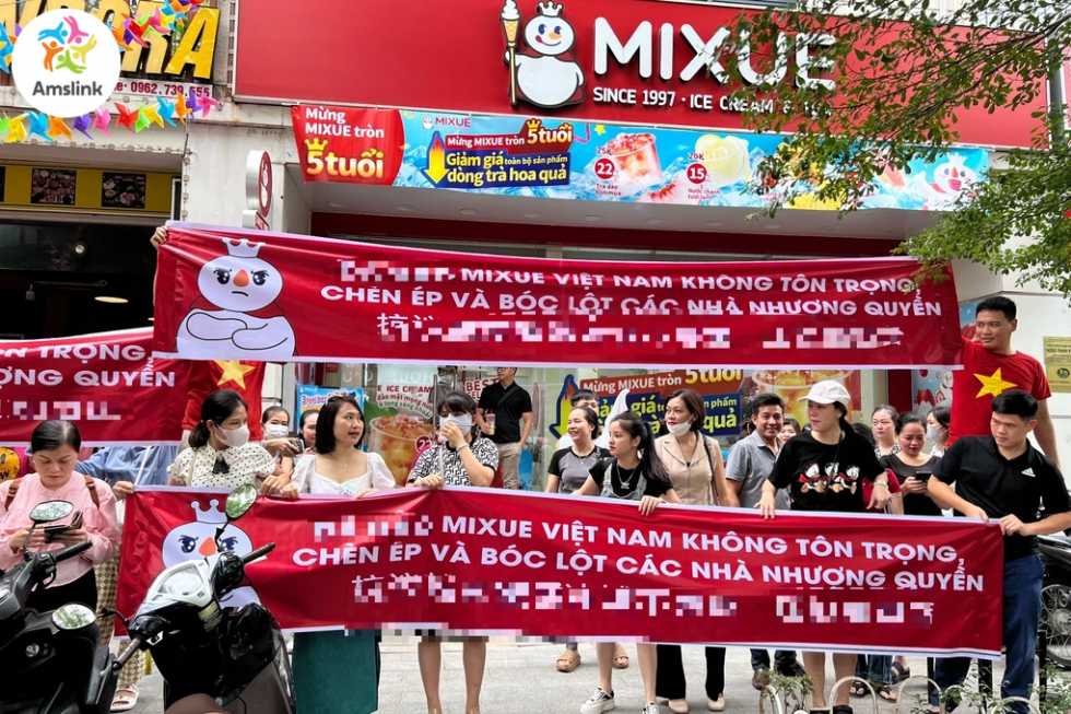 Chủ cửa hàng nhượng quyền Mixue tập trung đòi quyền lợi