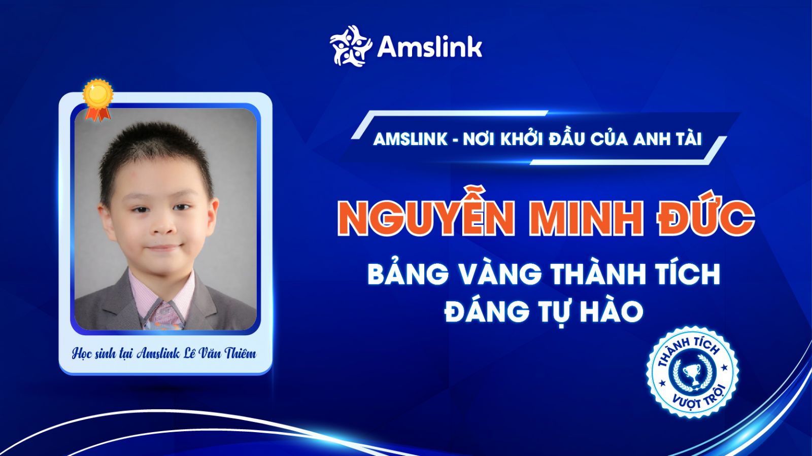 Học sinh Nguyễn Minh Đức (Amslink Lê Văn Thiêm) và bảng vàng thành tích xuất sắc