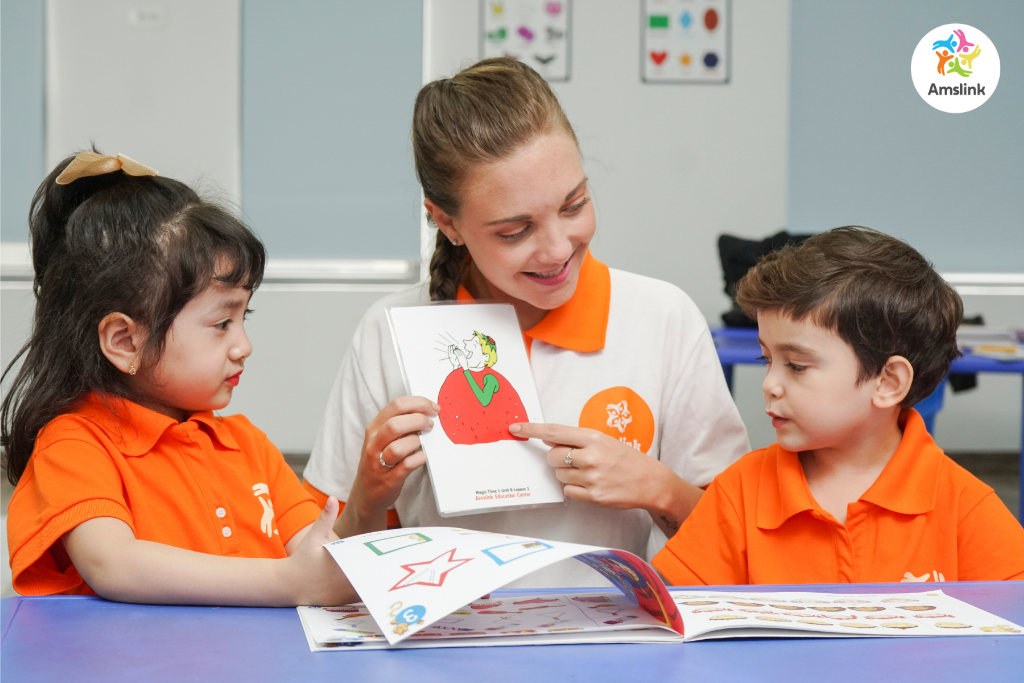 Trường lớp là chủ đề luyện nghe tiếng Anh gần gũi với con