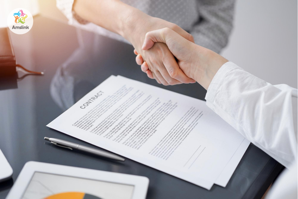 Cần kiểm tra chi tiết từng điều khoản trước khi ký kết hợp động nhượng quyền thương mại