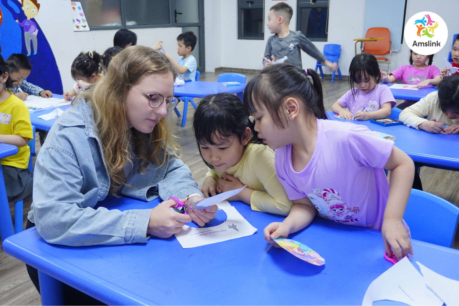 Điểm mạnh và điểm yếu cho thấy những yếu tố bên trong ảnh hưởng trực tiếp đến khả năng phát triển trung tâm tiếng Anh