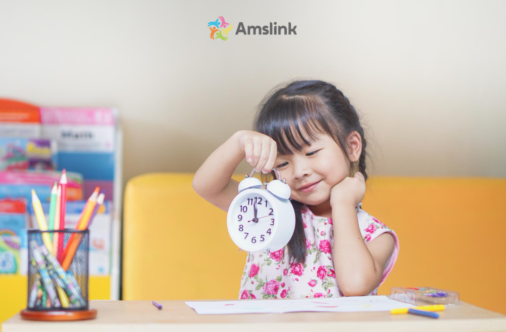 Ba mẹ có thể sử dụng đồng hồ kim khi dạy tiếng Anh cho bé để con dễ hiểu hơn